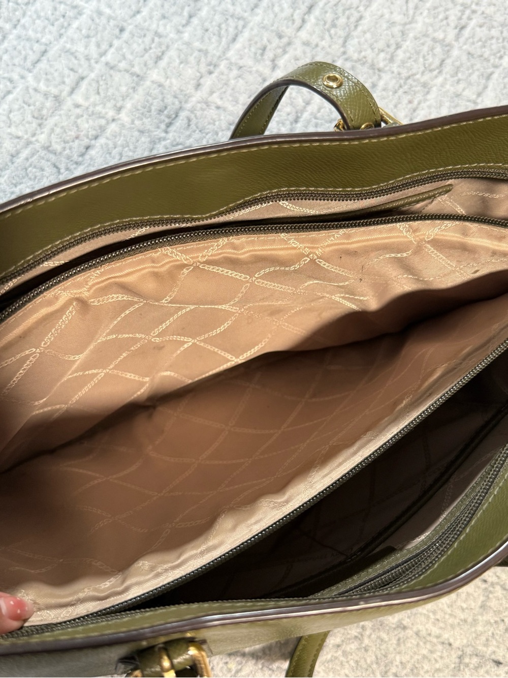 ✨ PRICE DROP ✨ Michael Kors Medium Voyager Leather Tote - olive green - Picture 8 of 15